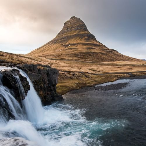 kirkjufellfoss-waterfall-in-iceland-in-the-evening-NVR5MMD-min