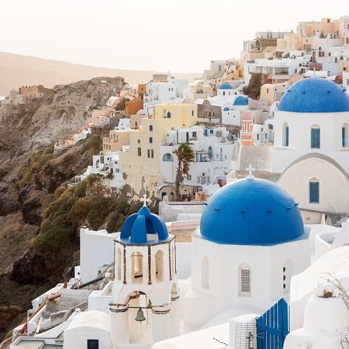 oia-village-on-santorini-island-at-sunrise-greece-JPF295Q-min