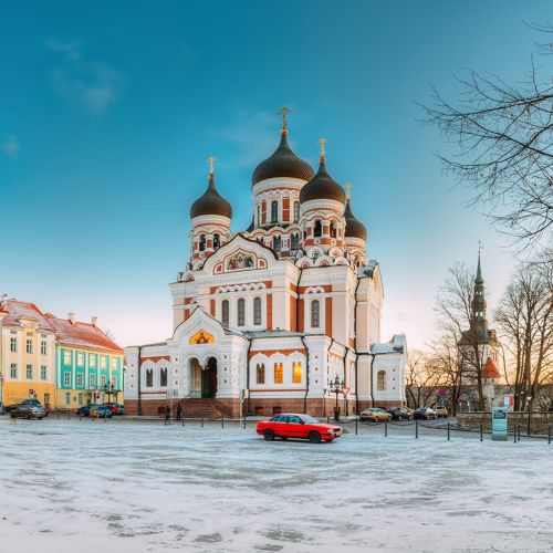 tallinn-estonia-morning-view-of-alexander-nevsky-c-PZ9WVWV-min