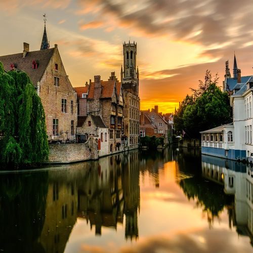 bruges-brugge-cityscape-with-water-canal-at-sunset-P878L6Q-min