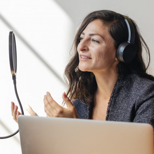 businesswoman-interviewed-for-a-podcast-Q5GG85Z-min Tłumaczenie ustne