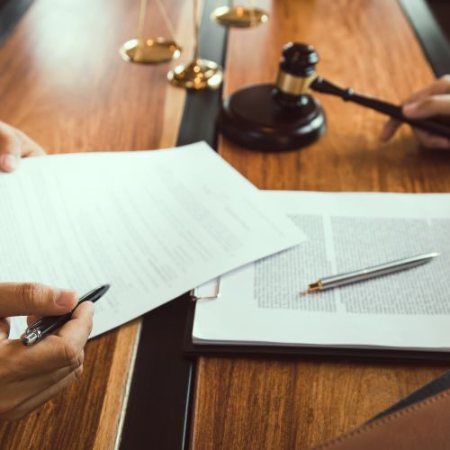 client-is-bringing-the-documents-to-clarify-the-la-25QXJ95-min (1) Tłumaczenia przysięgłe
