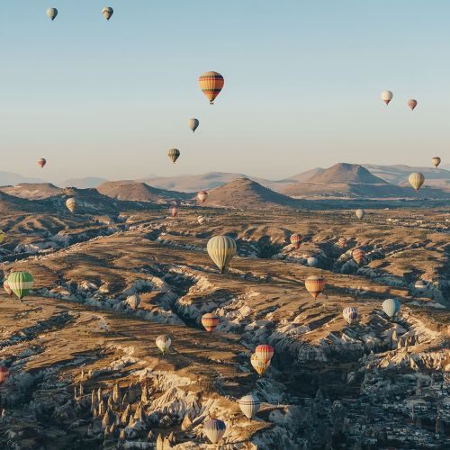 mountain-landscape-with-hot-air-balloons-cappadoci-KK2VZYN-min