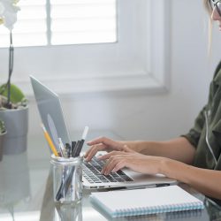 adult-woman-type-on-laptop-computer-and-smile-happ-8MZMENY — kopia-min